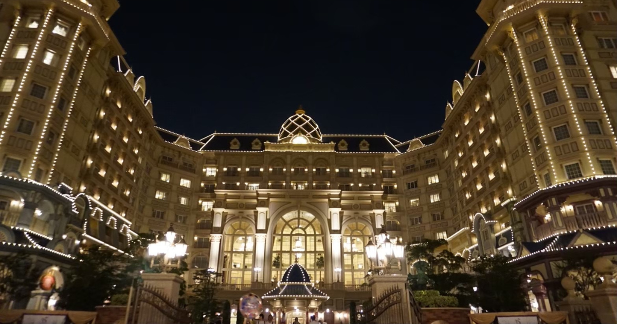 ランドホテル夜外観