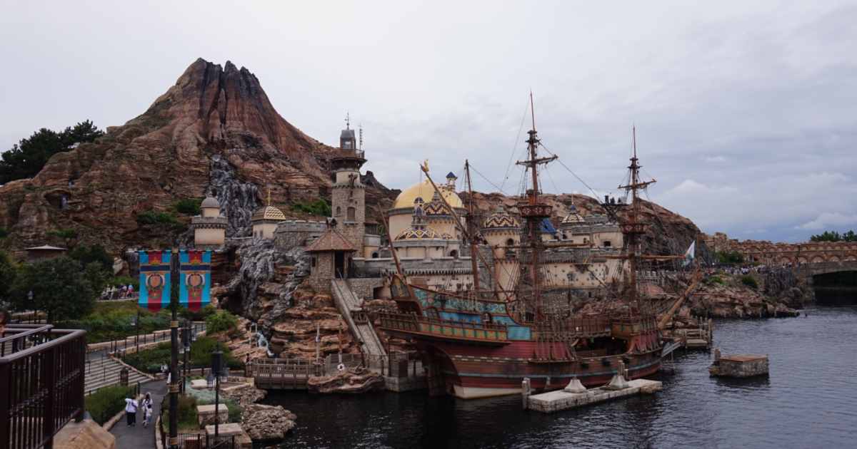 プロメテウス火山と船